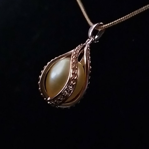 Akoya Pearl in a caged pendant necklace RG - Picture 4 of 6